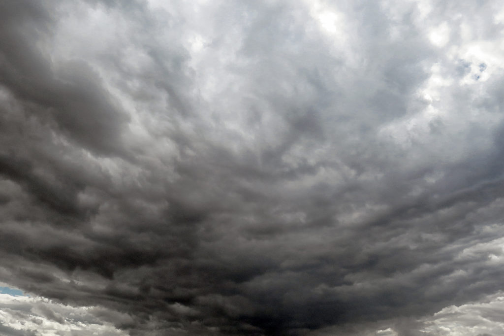 Un mare di nuvole in tempesta