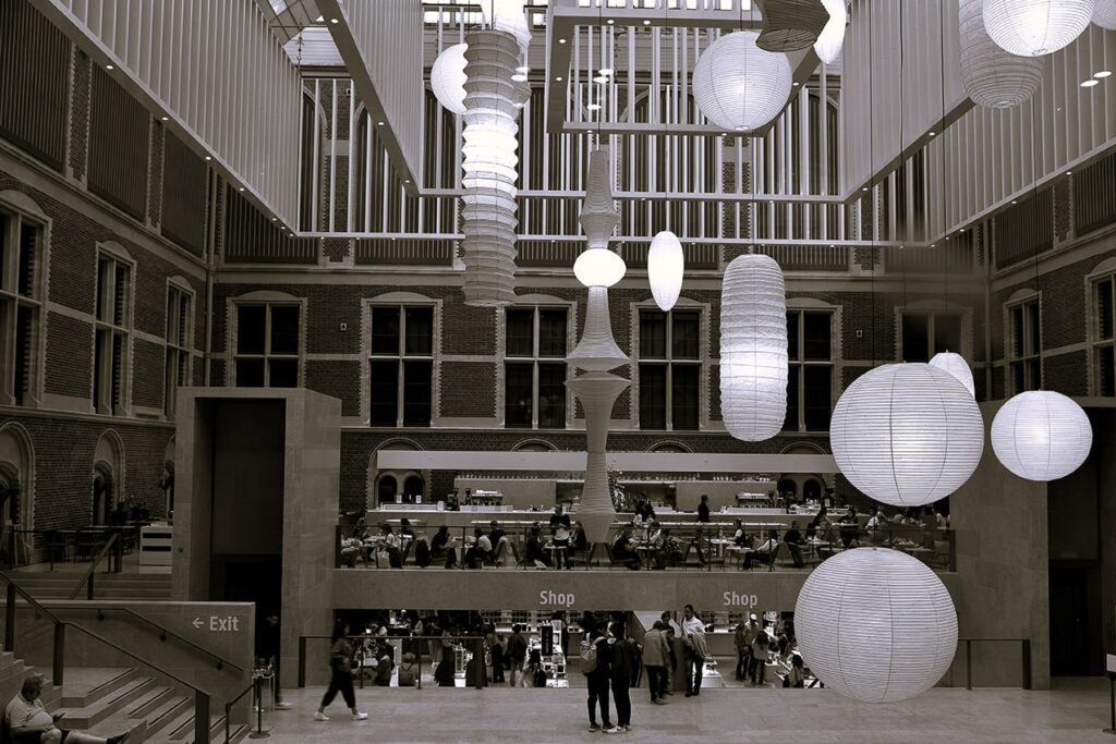 Luci e forme in un museo